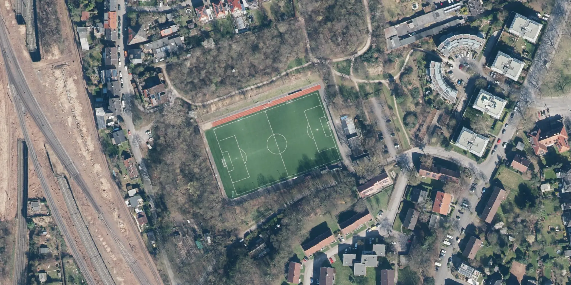 Luftbild der Sportanlage an der Diedenhofener Straße mit dem Kunstrasenplatz in der Bildmitte